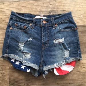 Levi’s cutoff with American flag faux pockets